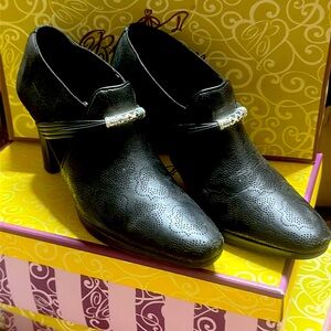 Brighton size 7. Like new. No scratches